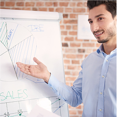 Empresario presentando estrategia de crecimiento